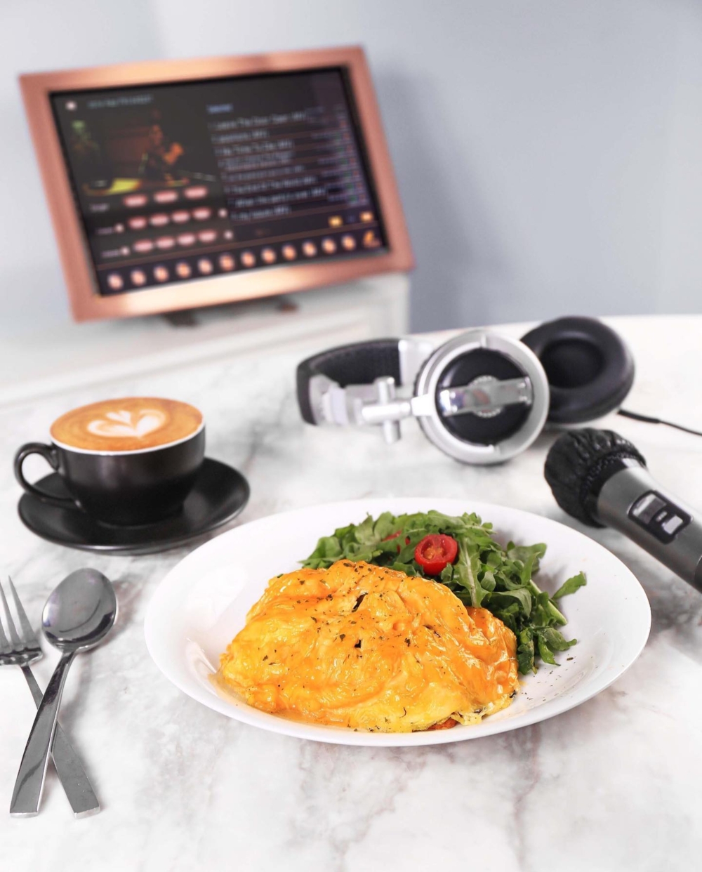 COSMOS 提供多元化餐飲，環境新潮夢幻，房間設計各異，營造出溫馨放鬆的氛圍。