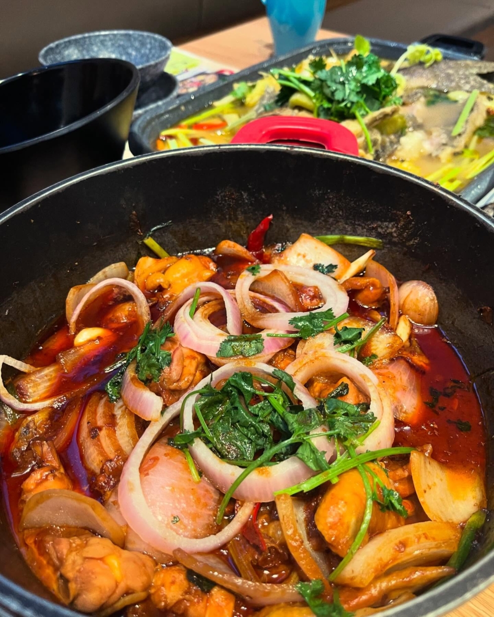 大角咀「食雞」提供無限時雞煲放題，以親民價格盡享多達八款特色口味（包括少見的養生正氣雞煲），並可任食高質火鍋配料及手工啤酒，CP值極高。