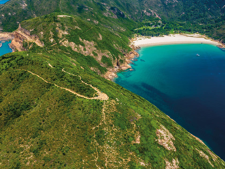 標尖角段全長約 1 公里，是著名的萬宜地質步道延伸路線，沿途風景開闊，最終可登上標尖角觀景台。