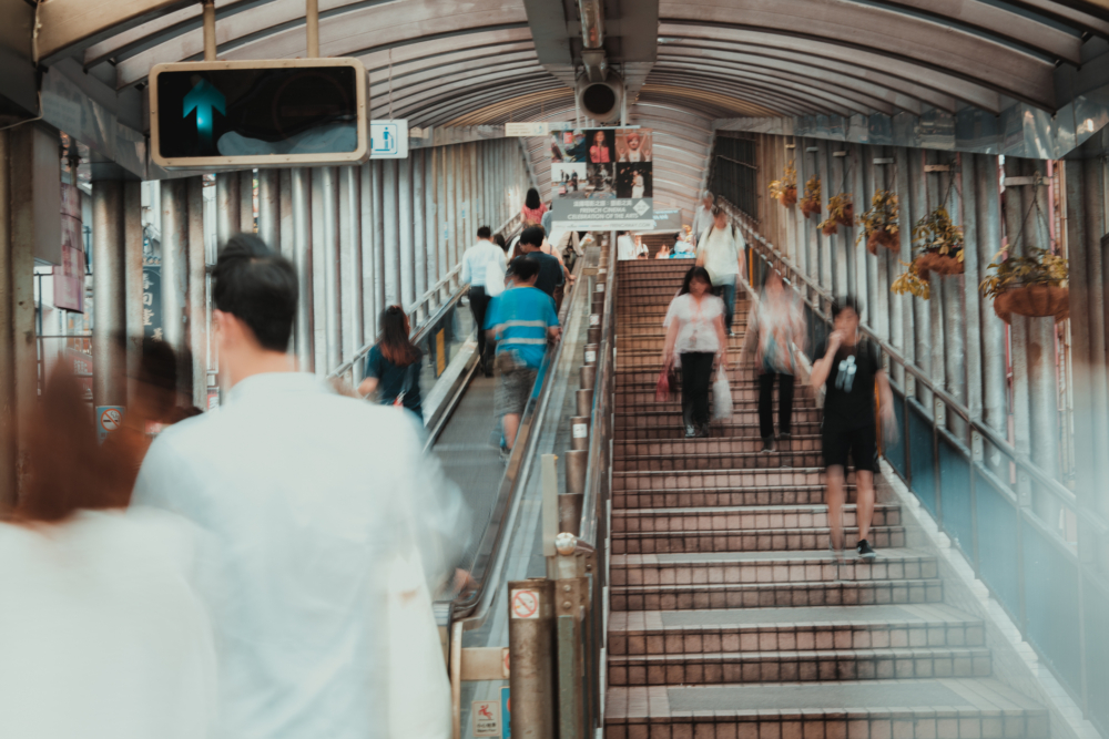 中環至半山扶手電梯是香港最具代表性的城市景觀之一，非常適合做城市風「香港街拍」。