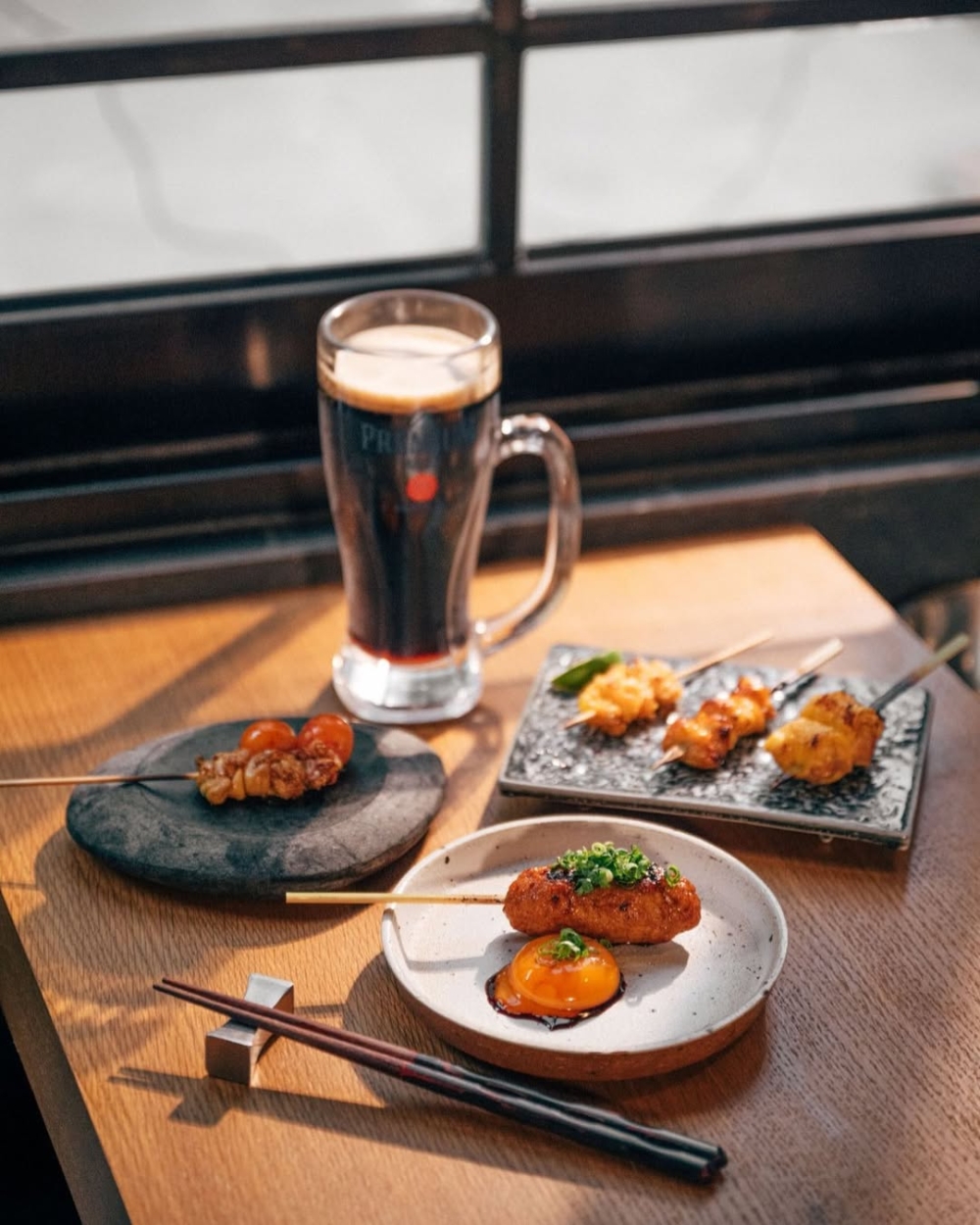 火赤以炭火慢烤，每一串都呈現最純粹的肉香與油脂香。