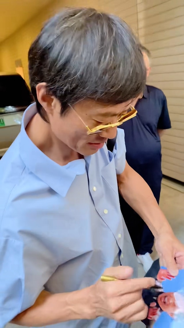 黃德斌早前與葉童合作演出舞台劇《唔講得》在不同地方巡迴演出，而每次舞台劇前後親民的黃德斌亦會到後台為粉絲簽名。