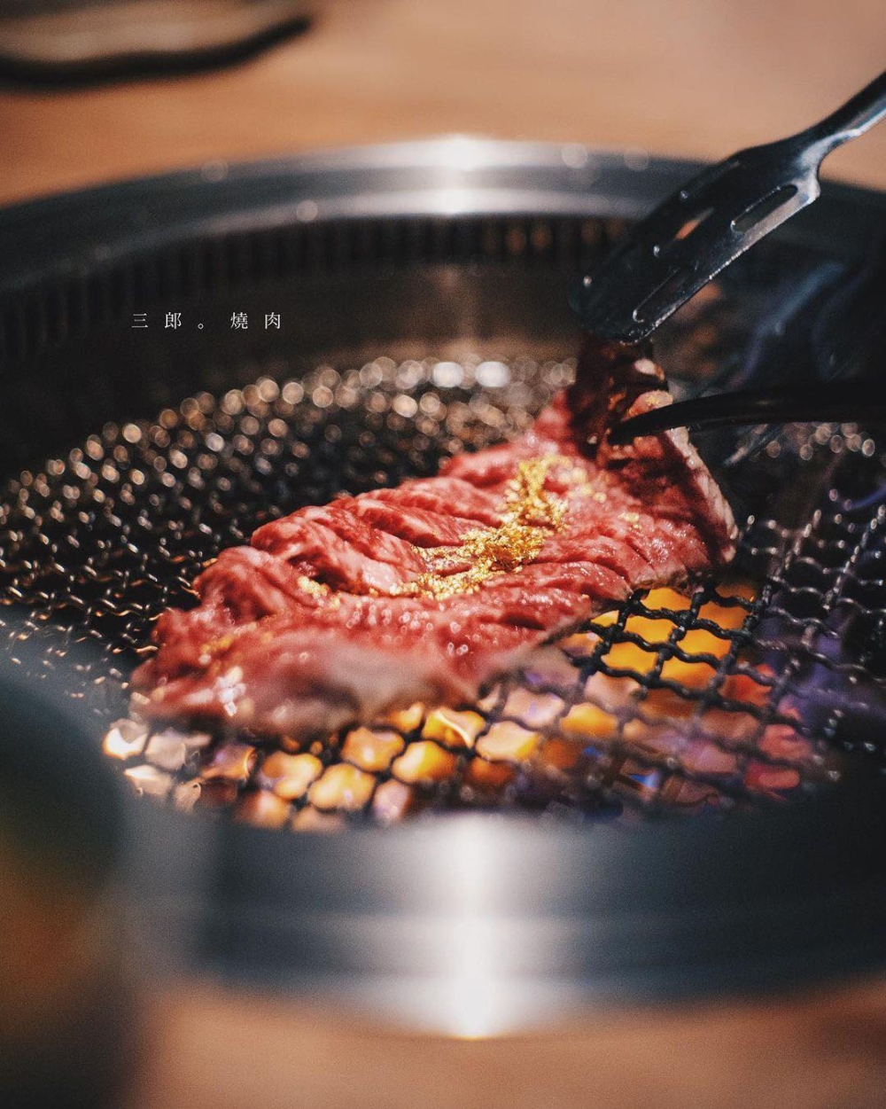 「三郎・燒肉」以日本侘寂美學打造高雅空間，為食客帶來極具儀式感的日式燒肉Omakase體驗。
