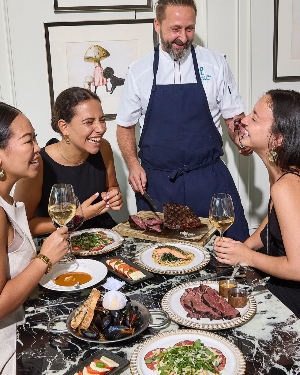 顧客可在Porterhouse時尚高雅的環境中，一邊享用鮮嫩多汁的和牛，一邊欣賞180度維港夜景，適合情侶約會或朋友聚餐。