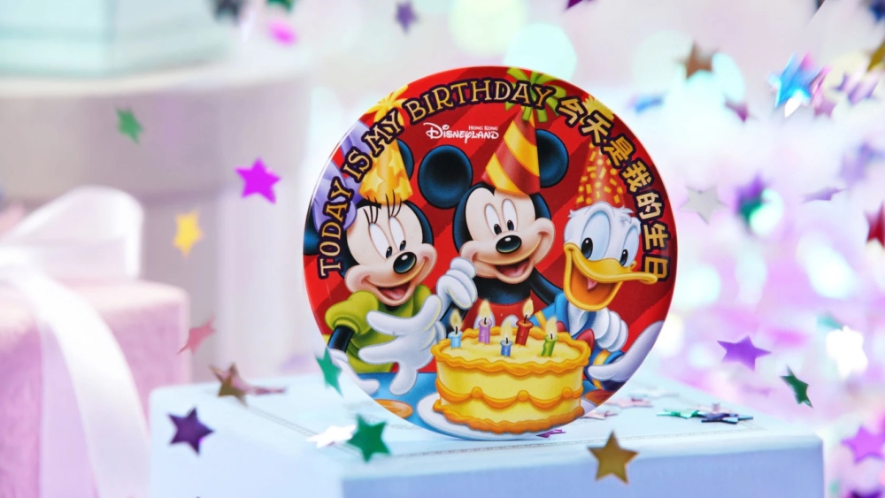 在享受遊園的過程中，壽星還可以主動提醒工作人員生日來臨，或有機會得到生日專屬貼紙、限定生日徽章、祝福等小驚喜。