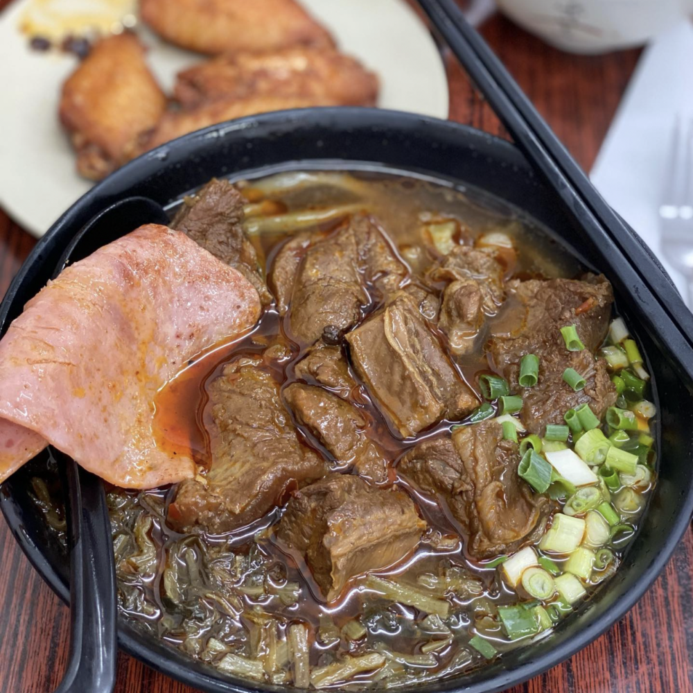 永順沙嗲牛肉專門店是元朗歷史悠久的人氣茶餐廳，以先炒後煮、花生香濃而不膩的招牌沙嗲牛肉麵聞名，同時提供芝士流心蛋豬扒治等港式美食。