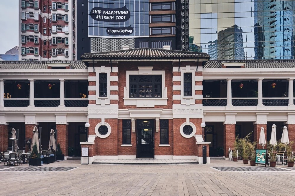 大館位於中環核心地帶，前身是中區警署、中央裁判司署和域多利監獄三座法定古蹟，已有超過170年歷史。