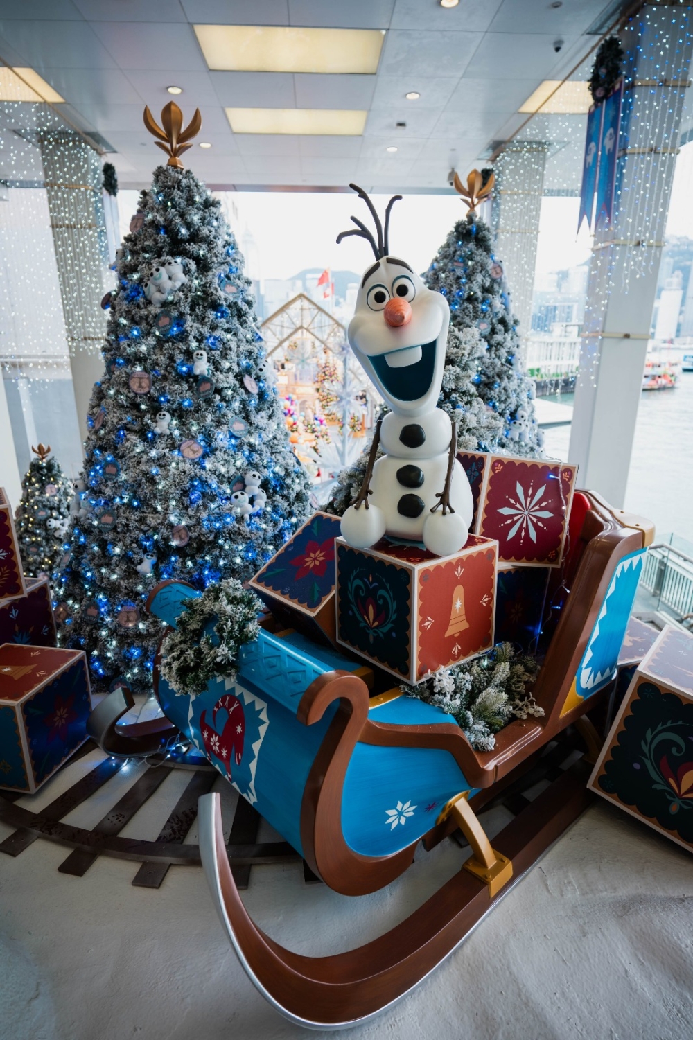 海港城的聖誕燈飾年年封王，今年再度與迪士尼合作，將商場外的整條海旁變成迪士尼聖誕樂園！