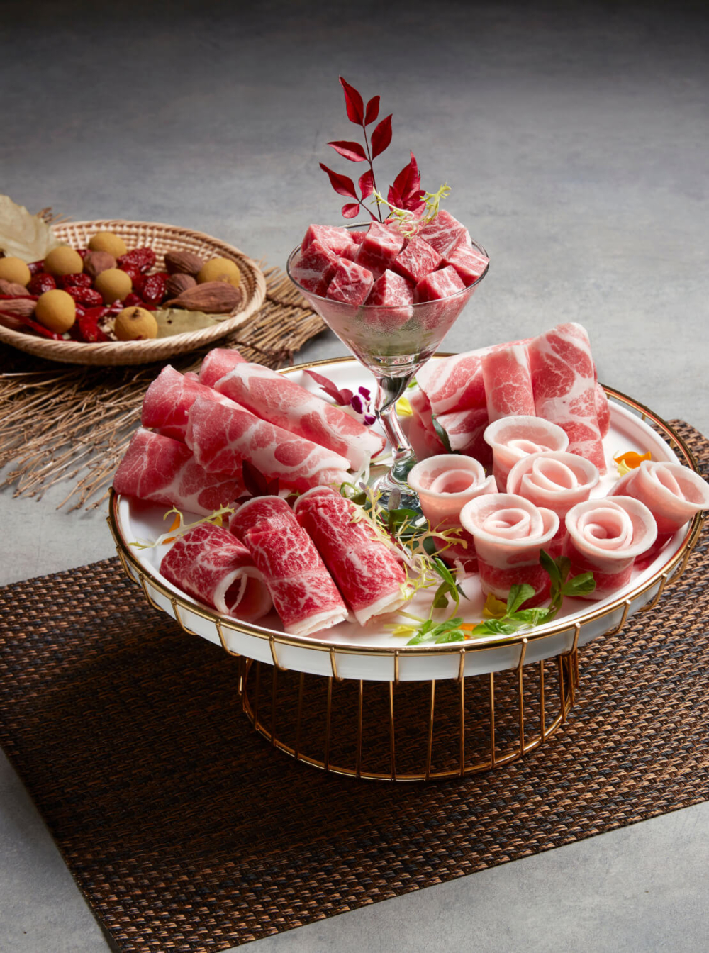 美滋鍋提供120分鐘火鍋放題及高質食材，營業至凌晨，並設有兒童遊樂區，適合打卡、宵夜及親子用餐。