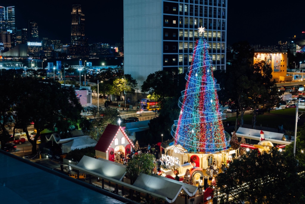 香港「繽紛冬日巡禮2025」從西九文化區移師中環皇后像廣場，以20米巨型聖誕樹、冬日小鎮和光影匯演等升級元素，打造更集中便利的聖誕打卡新熱點！