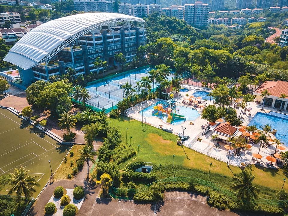 愉景灣給人一種置身度假島嶼的輕鬆感，以開闊沙灘、特色教堂、歐陸式建築、觀光馬車以及多個浪漫打卡點聞名。