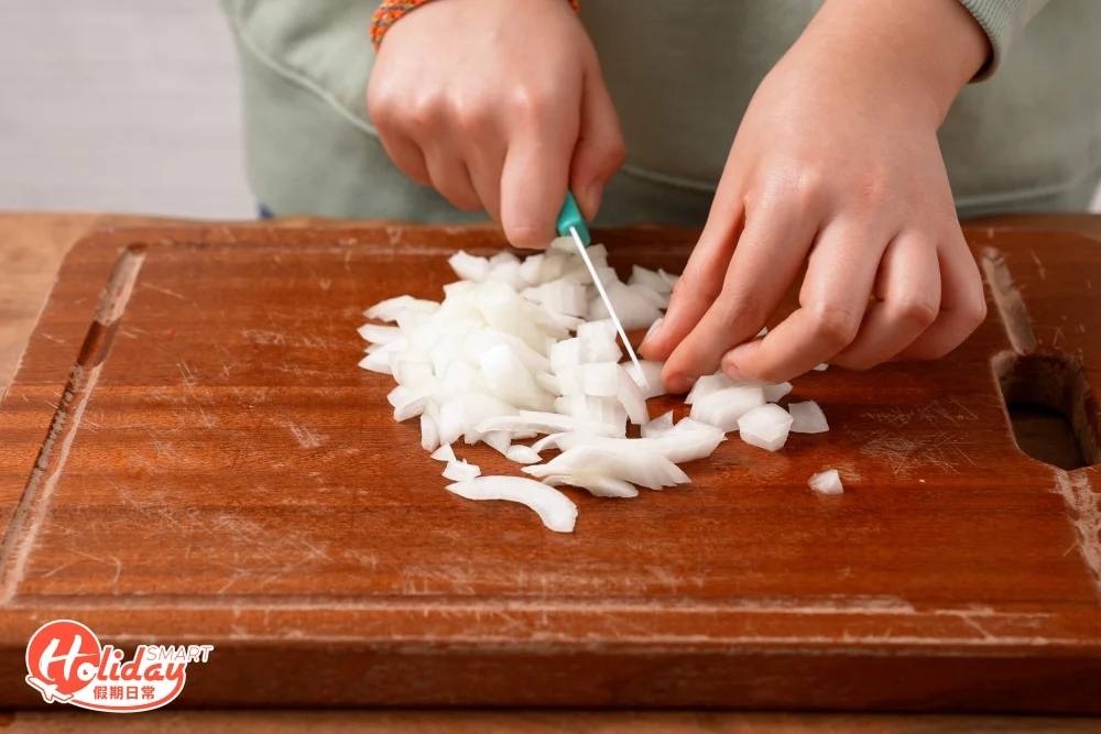 將洋蔥切粒。