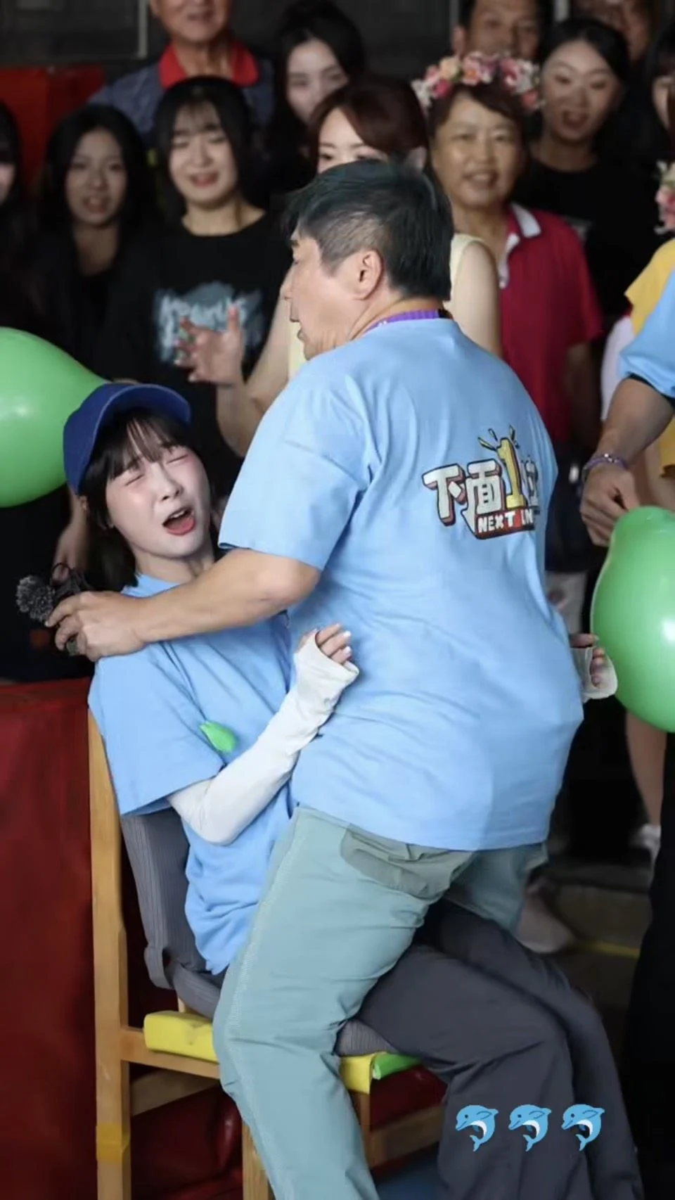 胡瓜為了完成關卡亦相當奮力，只是沒想到過程中因用力過度導致籃籃從椅子跌落