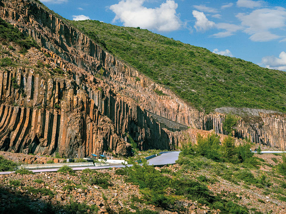 由於地殼運動時岩層之間會產生強烈摩擦，導致斷層附近的岩石被壓碎，形成所謂的「斷層角礫帶」。