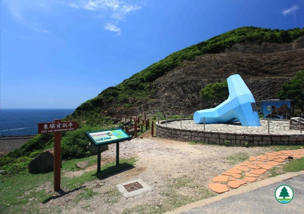 來到東壩的第一個景點，會看到一座醒目的藍色巨型船錨紀念碑，十分搶眼。