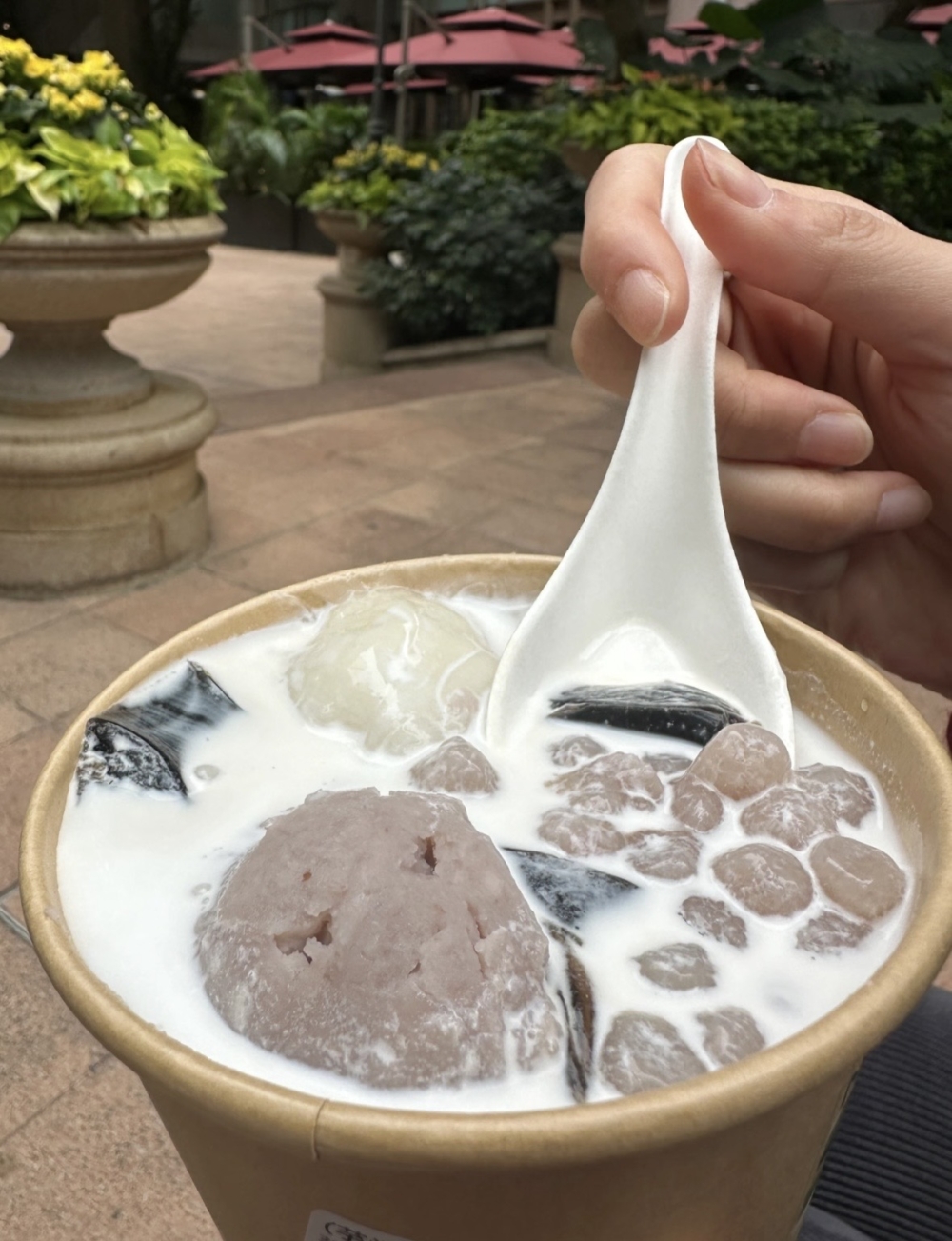 採用台灣嘅大甲芋頭又香又綿，加上手工搗壓保留綿中帶顆粒嘅多層次口感