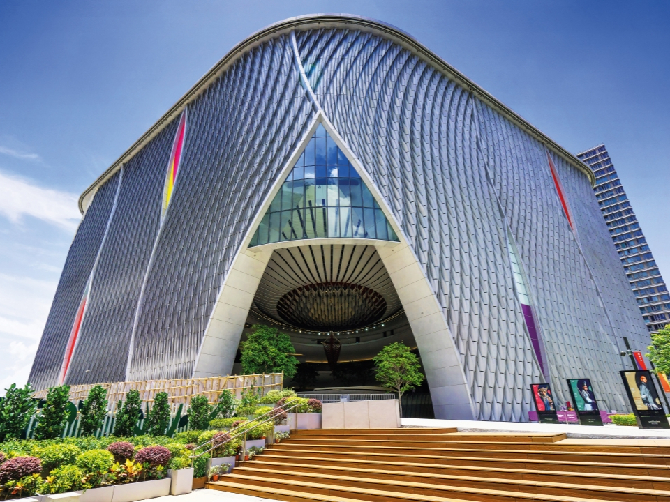 尖沙咀戲曲中心以流線型外牆與中式花紋細節見稱，是融合傳統文化與現代建築設計的香港攝影好去處。