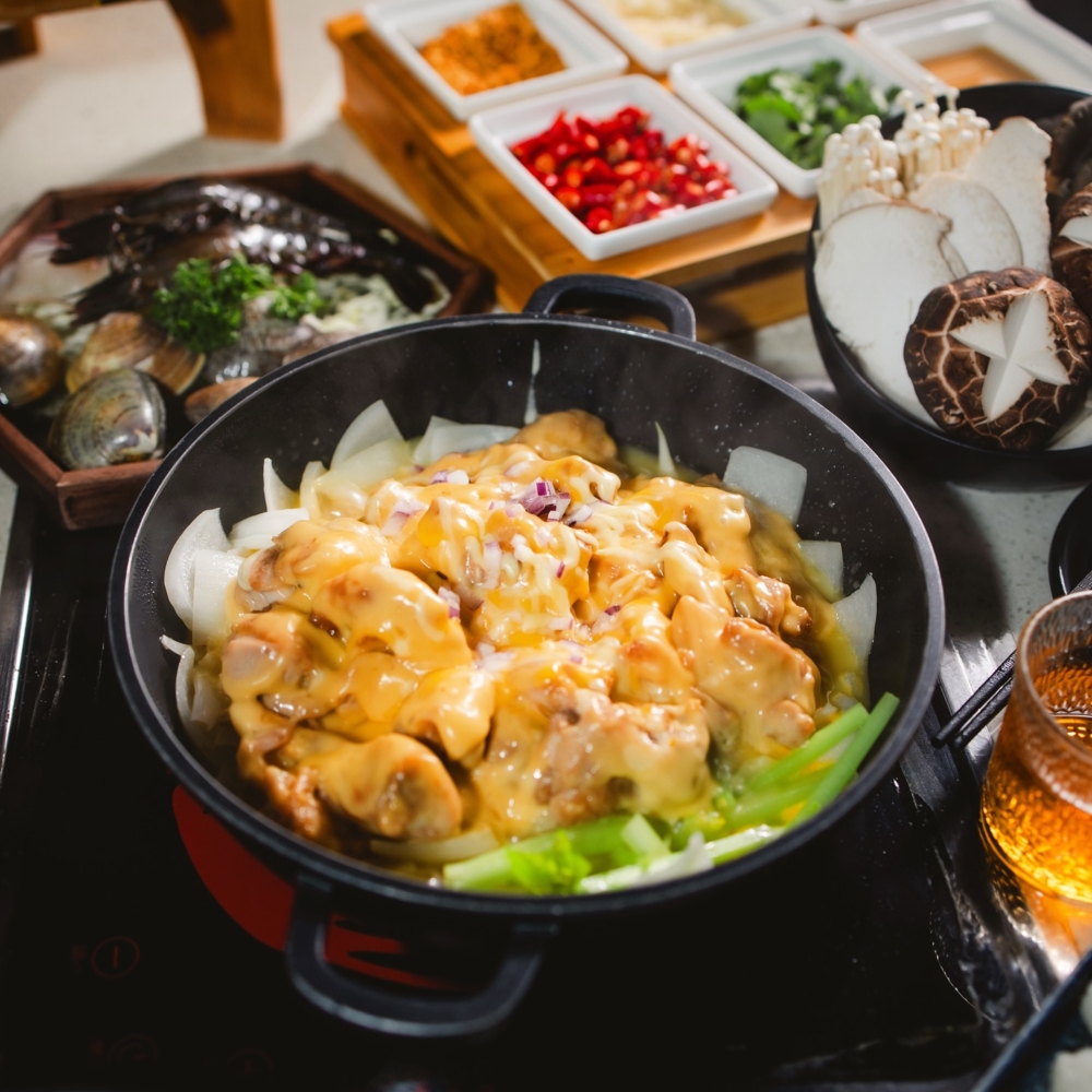 米走雞以首創、拉絲效果超吸睛的黃金芝士雞煲聞名，使用五種芝士調配，濃郁且不膩，是芝士控必試的創新雞煲推介。