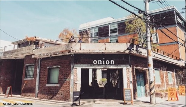 Cafe Onion由老工廠改建而成，保留生鏽牆面與水泥結構，滿滿工業風氣息，隨手一拍都是IG打卡相！