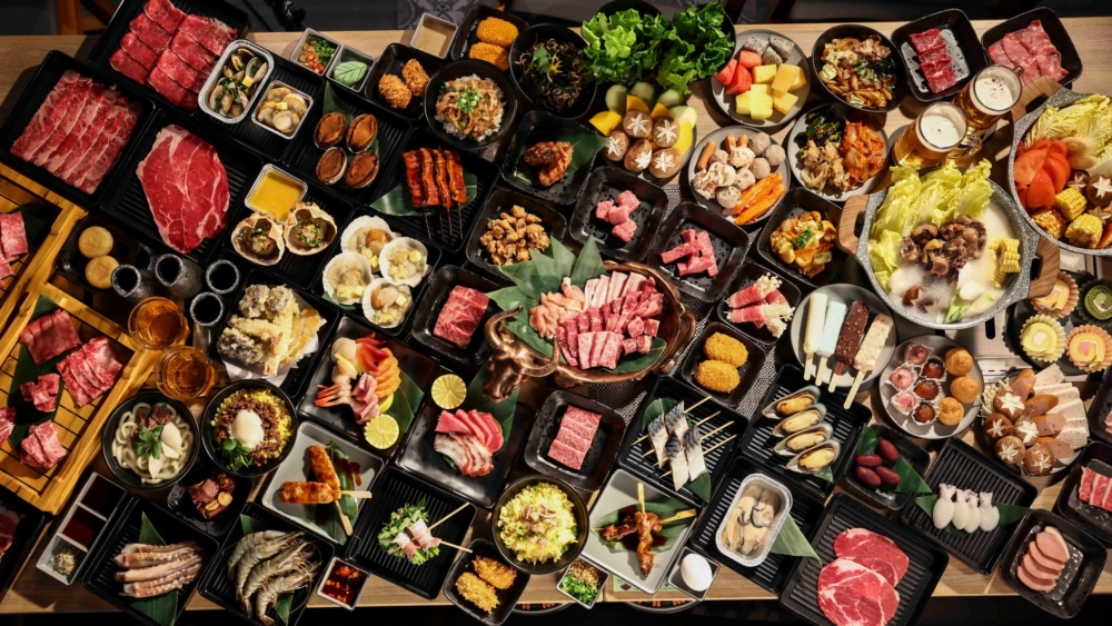 牛舞日本燒肉‧涮涮鍋放題是來自日本鹿兒島的和牛放題專門店，主打自家農場直送薩摩牛和樂天澳洲和牛，提供燒肉與涮涮鍋雙主題、120款美食任食，且生日月份會員可獲贈「薩摩牛蛋糕」。