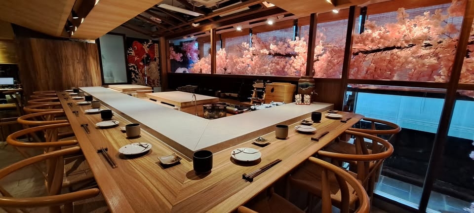 Yataki 是結合傳統壽司與創意料理的年輕品牌，餐廳裝潢簡約日系。