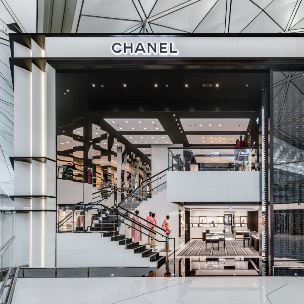 香港機場 L6 層是精品購物主戰場，集合了 Chanel、Hermès 等頂級與 Longchamp 等輕奢品牌，受惠於免稅和匯率優勢，是入手手袋、飾品、手錶和 RIMOWA 行李箱等高 CP 值商品的最佳時機。