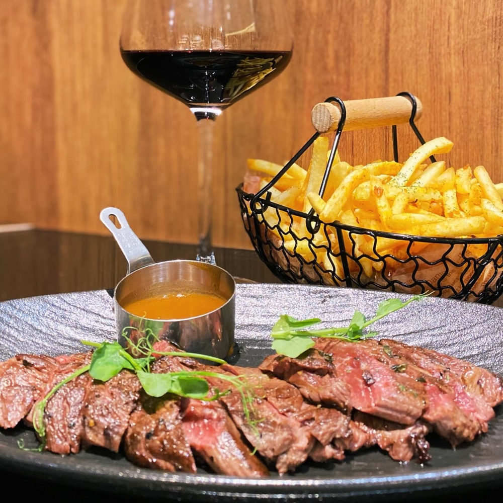 The Flame Bar & Restaurant提供高 CP值的$268澳洲特級安格斯牛扒（8oz）及薯條放題，性價比極高！