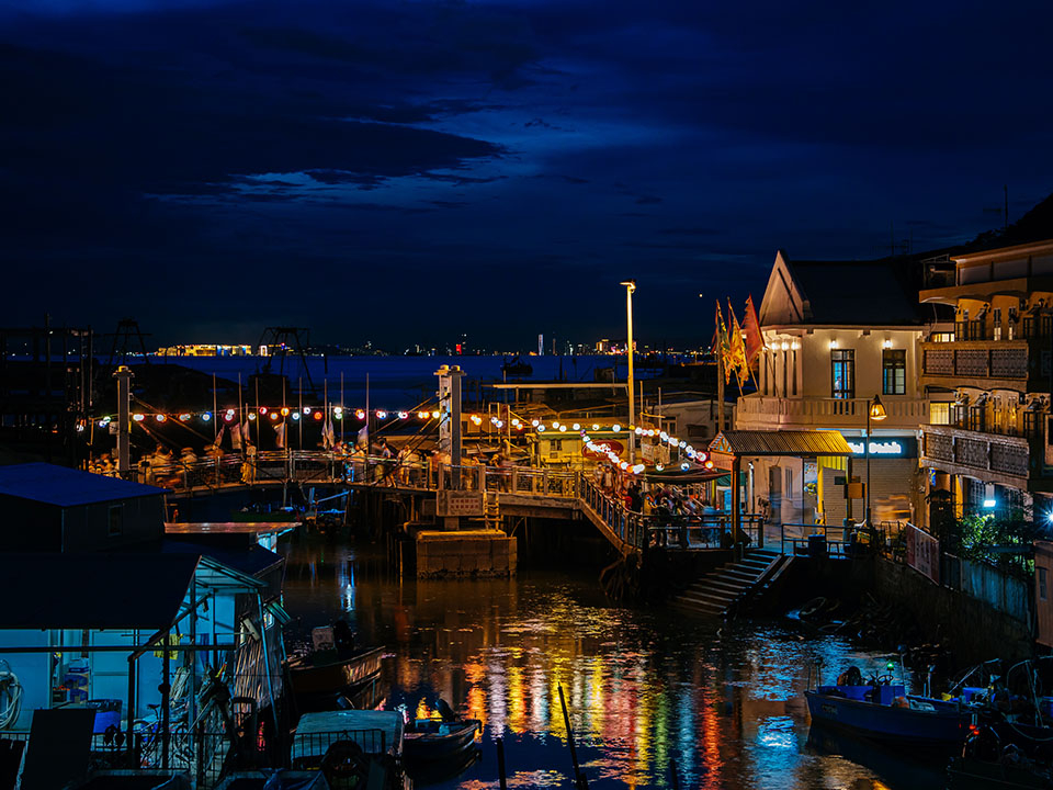 大澳被稱為「香港最後的漁村」，以棚屋、水上人家、文青小店、海味店、蝦醬與自然景觀著名。
