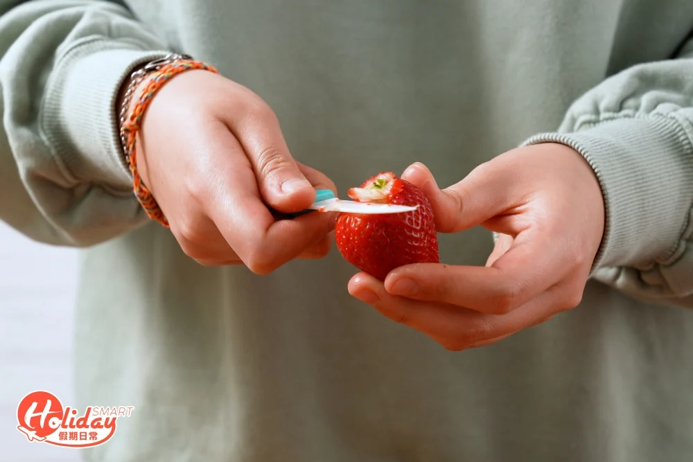 切走頂部約1/3果肉備用。