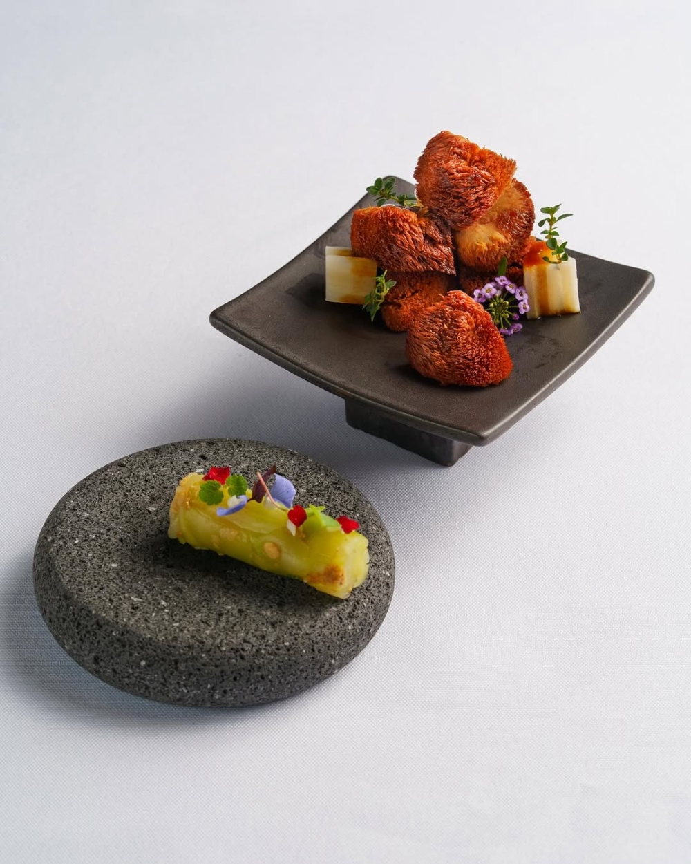 圓 YUAN是香港首間結合中菜傳統與新派烹調的高級素食Fine Dining餐廳，以寧靜侘寂風空間提供精緻的素食盛宴。