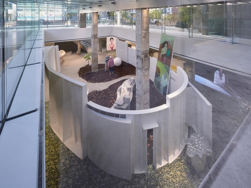 由 BLACKPINK Jennie 與憑主演《背著善宰跑》而一炮而紅的男主角邊佑錫代言而爆紅全球的韓國香氛品牌 TAMBURINS，於2024年在聖水洞開設了第三間獨立旗艦店。