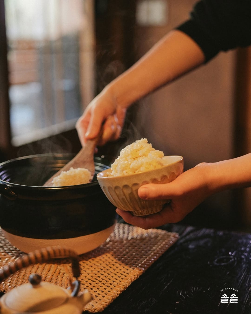 每一道都以新鮮食材搭配韓式米飯，熱騰騰上桌時香氣撲鼻