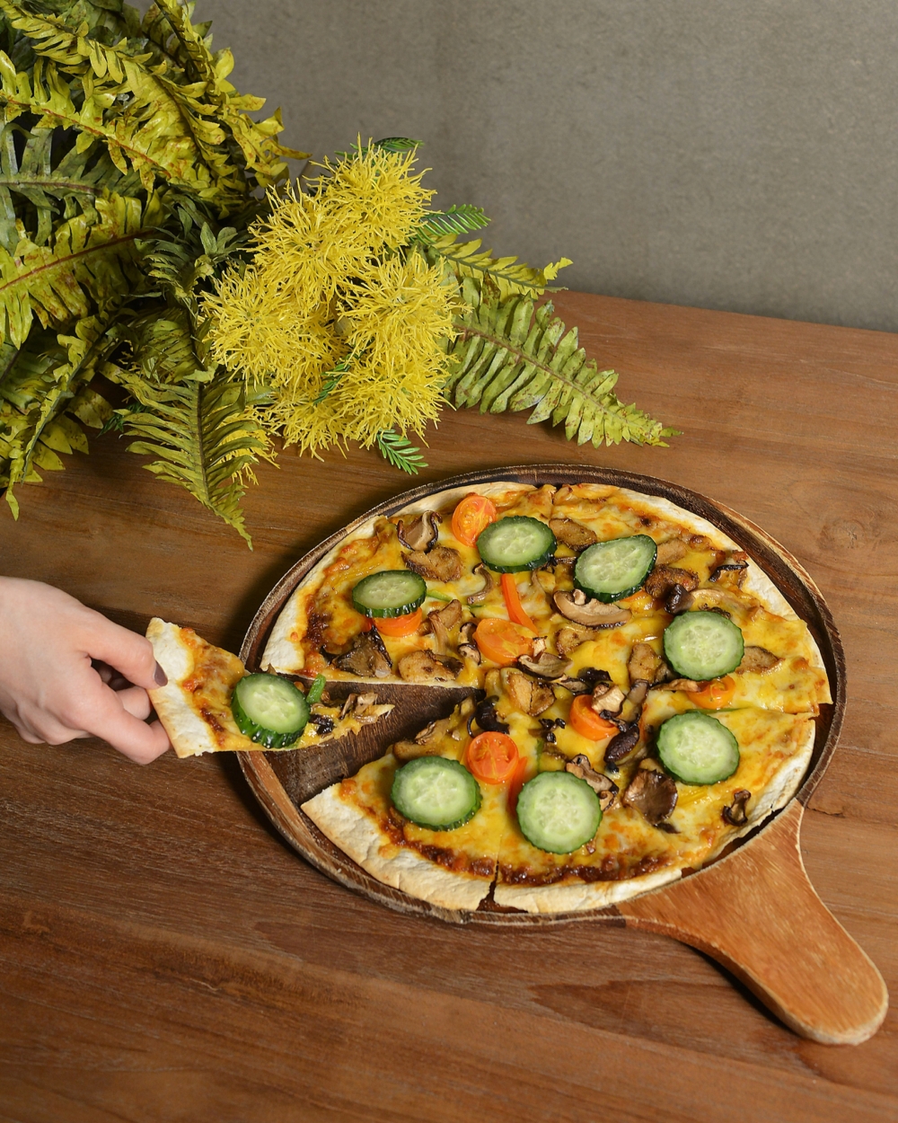 OVO CAFE 主打蛋奶素西式輕食，菜式大量運用超級食物，推薦徐伯天貝薄餅和日式吉列素豬扒咖喱飯等創新健康料理。