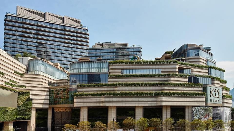 結合藝術與購物的高端商場 K11 MUSEA 一向深受狗主歡迎，商場特設位於 7 樓的戶外空間PetGarden，是專為毛孩打造的寵物友善花園。