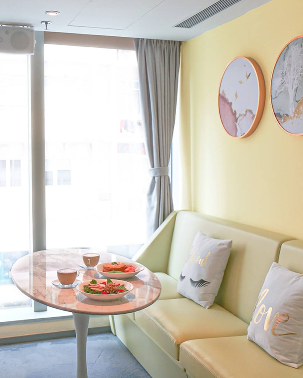 COSMOS 是近年銅鑼灣最具話題的太空主題卡拉OK餐廳概念店，主打獨特的「K Buffet」體驗。