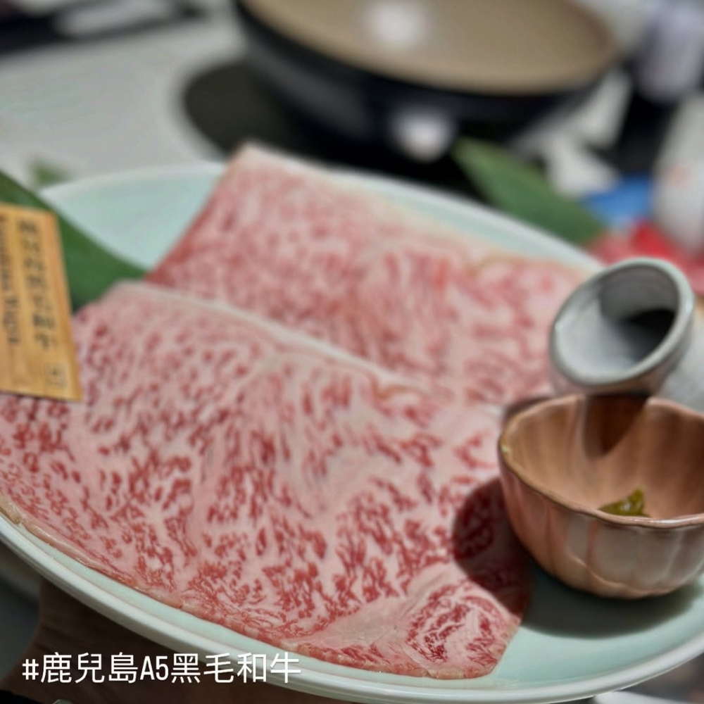 「牛一」主打平價日式火鍋放題，提供多款湯底選擇與新鮮肉片。