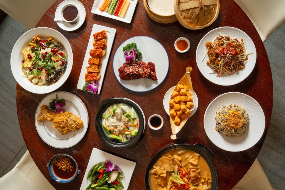 緻素坊是一家以創意粵式新派素食點心為主的熱門餐廳，主廚以傳統粵菜技法重新演繹，將菇菌蔬菜化作經典中式點心。