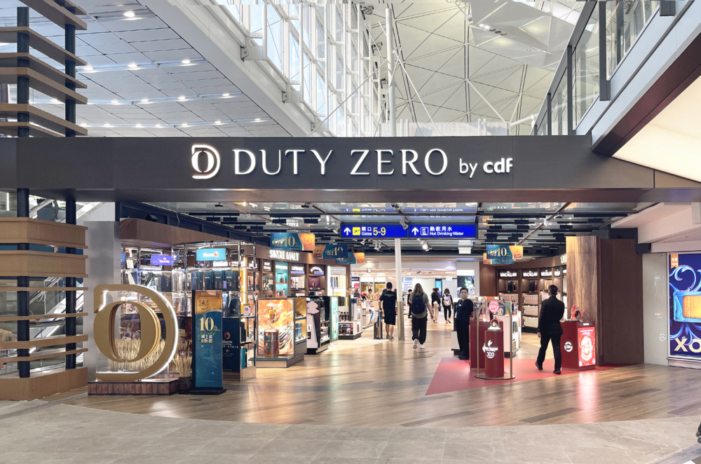 香港機場的「Duty Zero by cdf」是亞太區頂級煙酒專賣店之一，提供超過 400 種威士忌、烈酒（包含機場限定版）和各式國際香菸，免稅價格遠比市區划算。