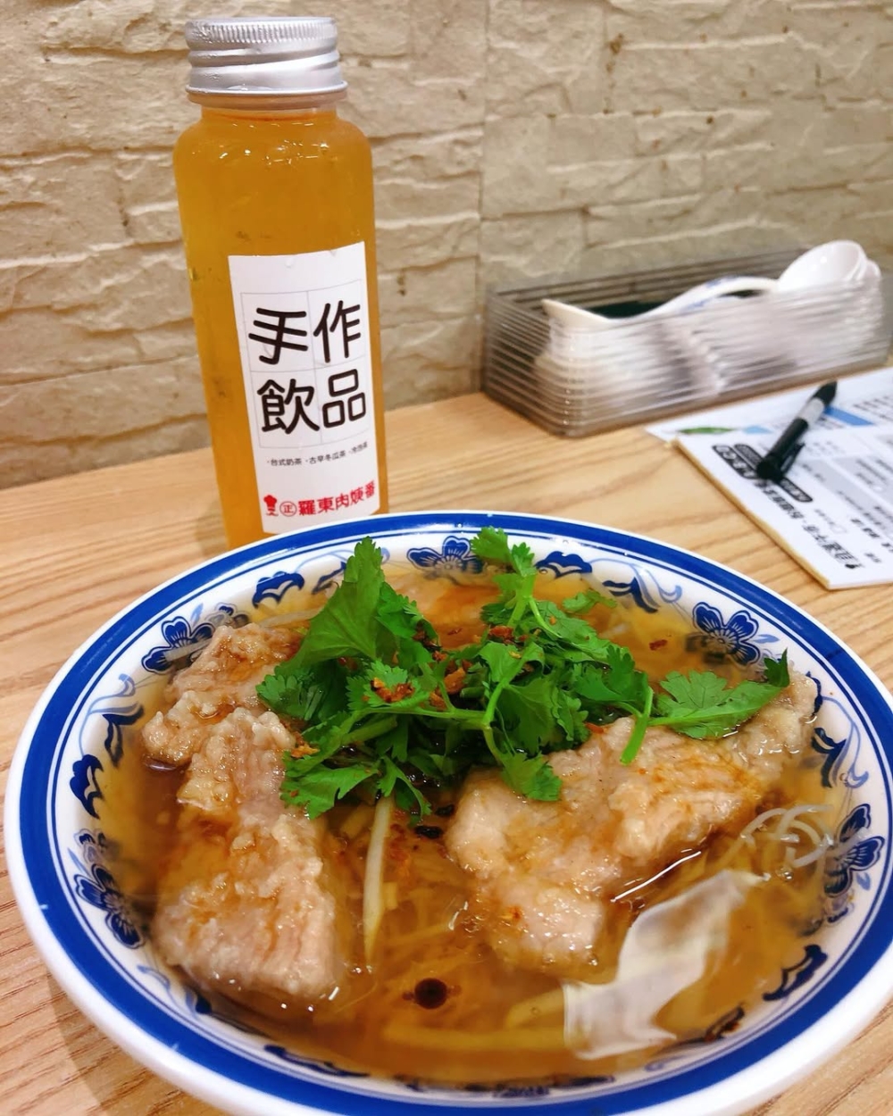 羅東肉焿番是元朗區內受歡迎的正宗宜蘭台式肉焿店，提供濃稠鮮香的肉焿湯、魯肉飯，以及爆餡人氣甜品芋泥吐司。