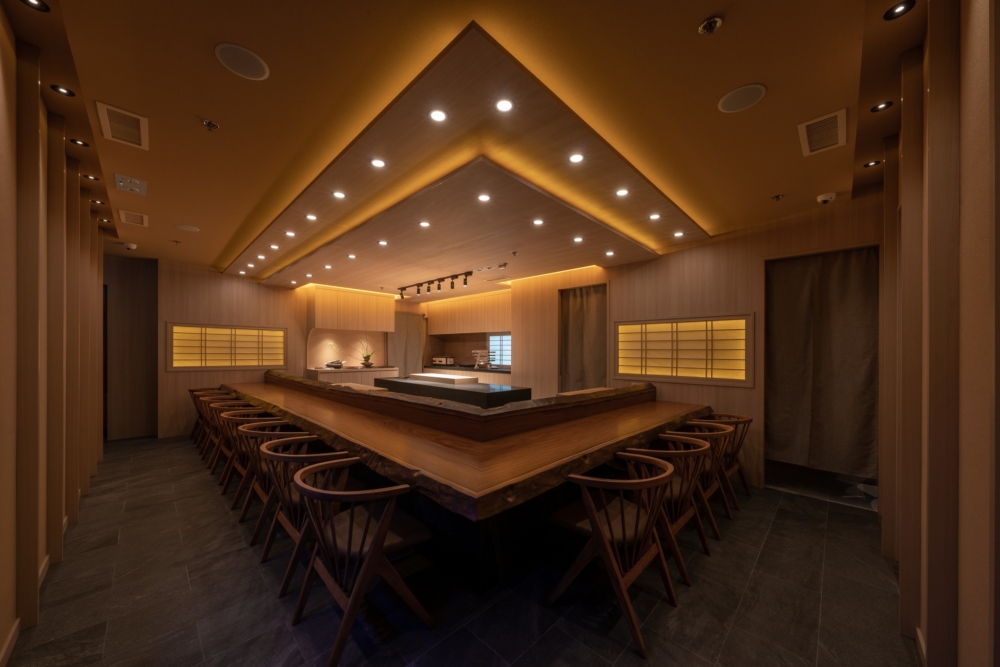 由主廚長本輝彥創辦及主理的日本旬料理店，菜單每月更新一次，每一道菜都用上當季最鮮味的食材，並精心挑選器皿來襯托料理美感，旨在讓客人從味覺到視覺都能感受日本料理的細膩與心思。