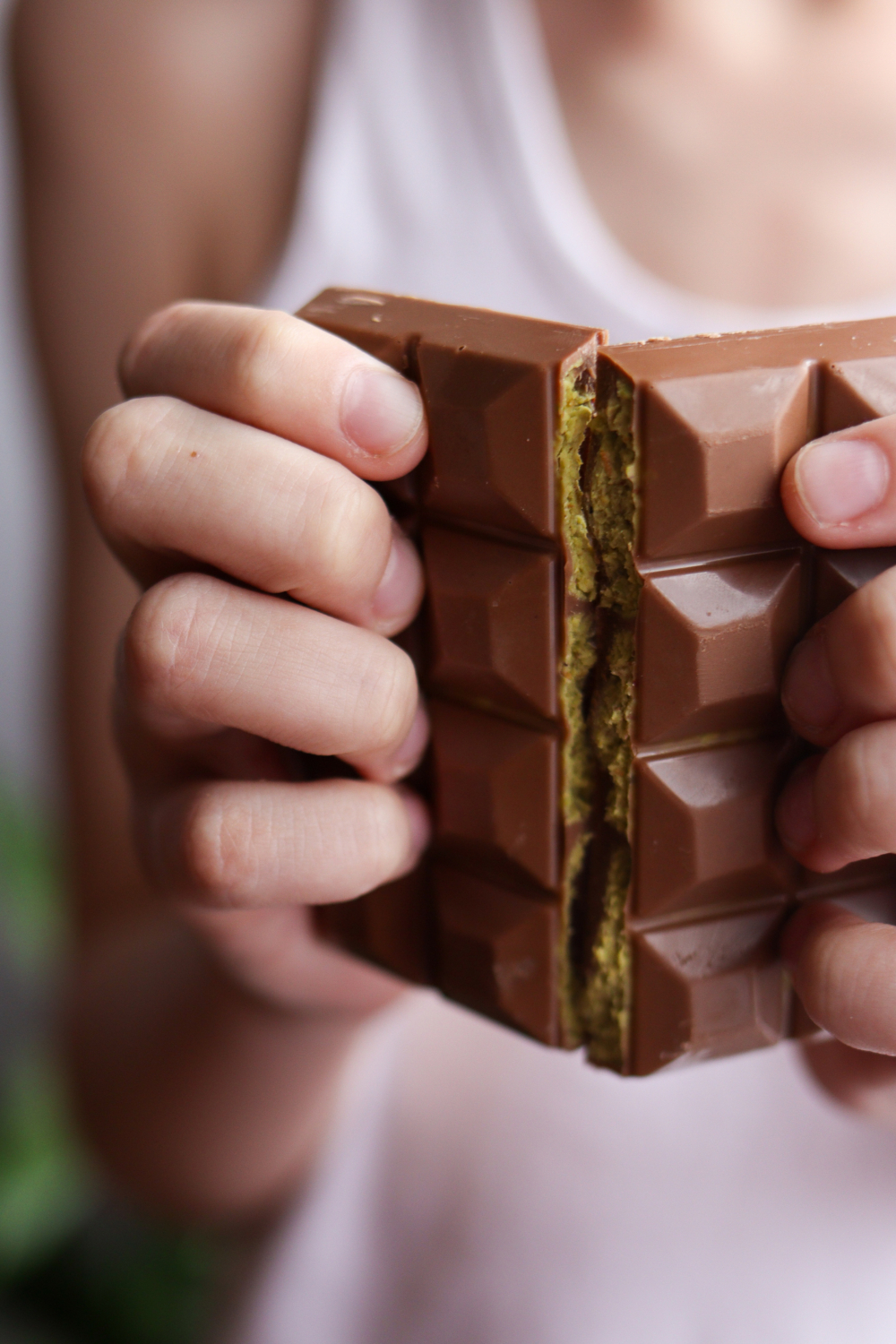 杜拜朱古力因TikTok上的ASMR試吃影片展現的流心脆口層次感而迅速爆紅，隨後在社群媒體上被名人推廣和瘋傳，引發全球性的搶購和代購熱潮。