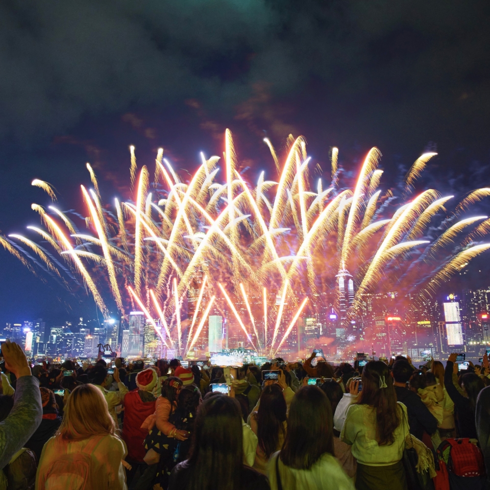 跨年倒數煙花匯演是「香港繽紛冬日巡禮」的壓軸高潮，將在維港夜空配合倒數聲與節日音樂照亮天際，是每年最受期待的冬日活動之一。
