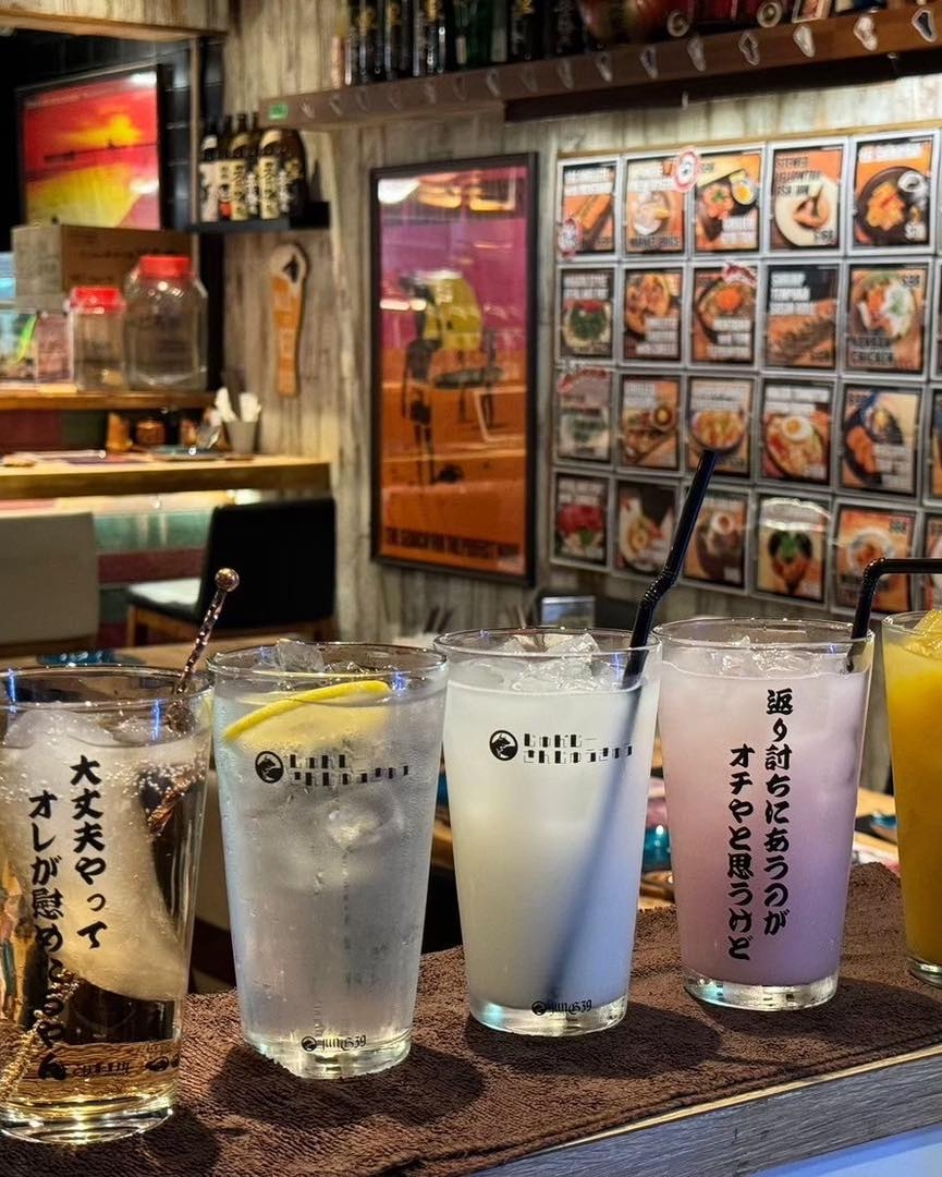 店內居酒屋氛圍濃厚、服務員親切，加上營業到凌晨，是銅鑼灣區少數越夜越旺、飲酒聊天最舒服的好地方之一。