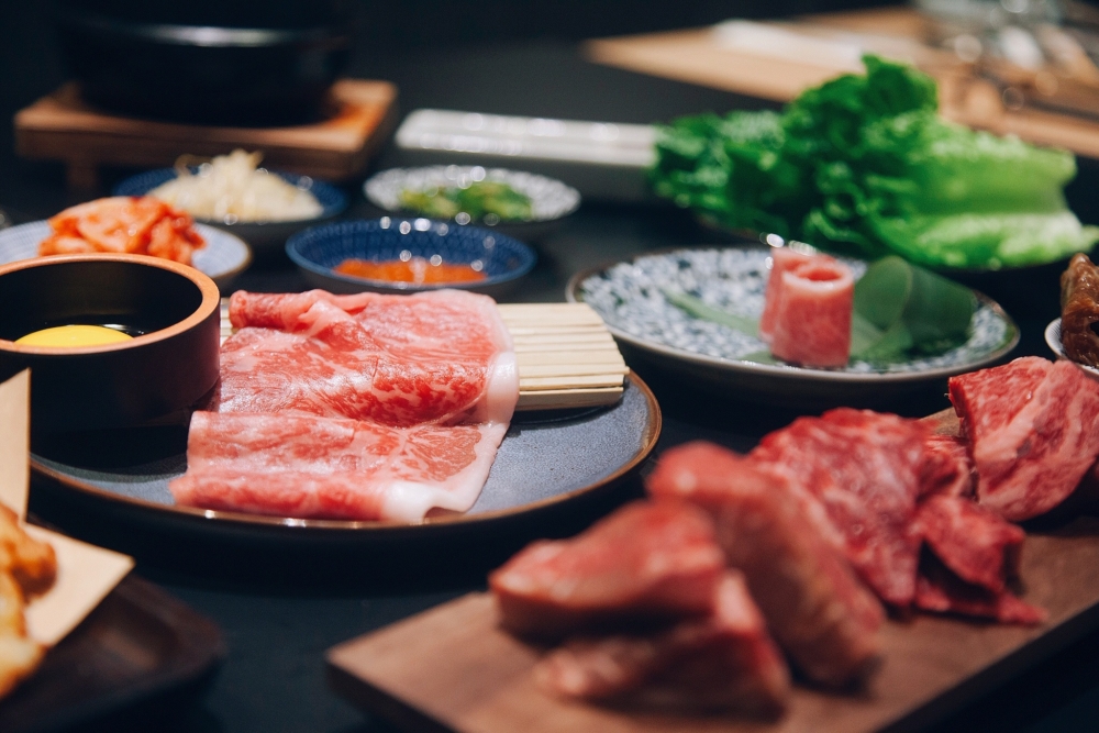 「牛魔 一人燒肉」是人氣品牌「Yakiniku More」專為單人顧客設計的副線，讓一個人也能輕鬆享用日式燒肉。