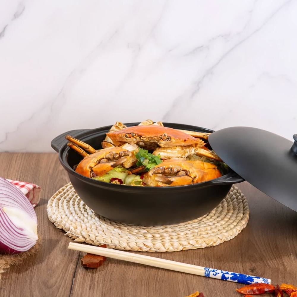 它的麻辣雞煲以香麻為主、辣度可自選，加上雞件滑嫩、配料選擇多，是許多人的宵夜選擇之一。