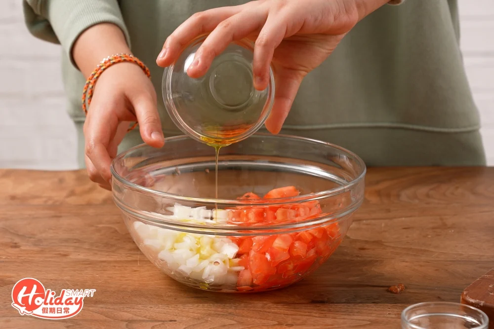 切碎的材料放入碗中，再加入檸檬汁、橄欖油、鹽及黑椒。