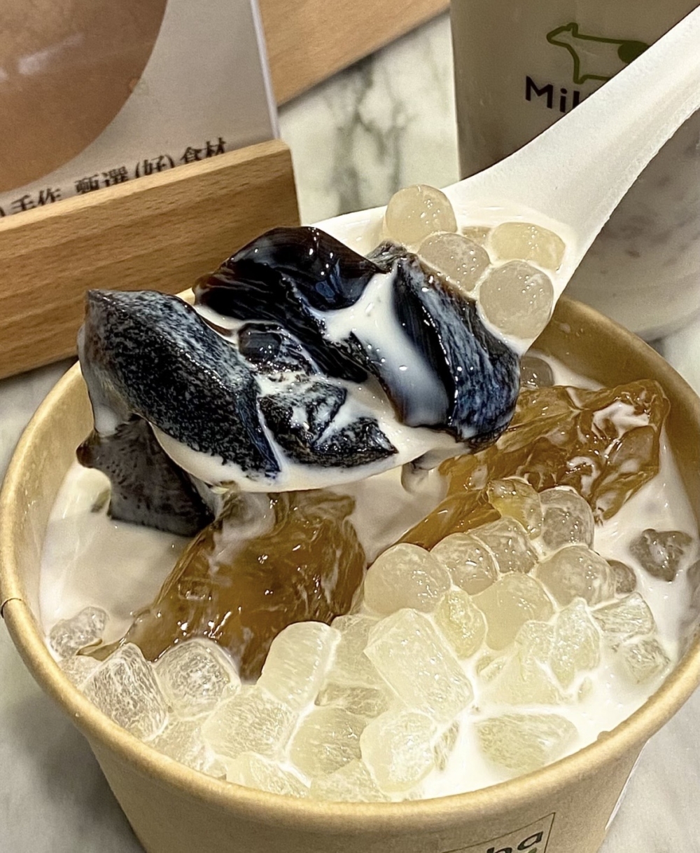 手工仙草杯，以仙草做底可免費加4種配料