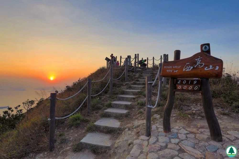 西高山位於薄扶林郊野公園，是香港著名的觀景勝地之一。