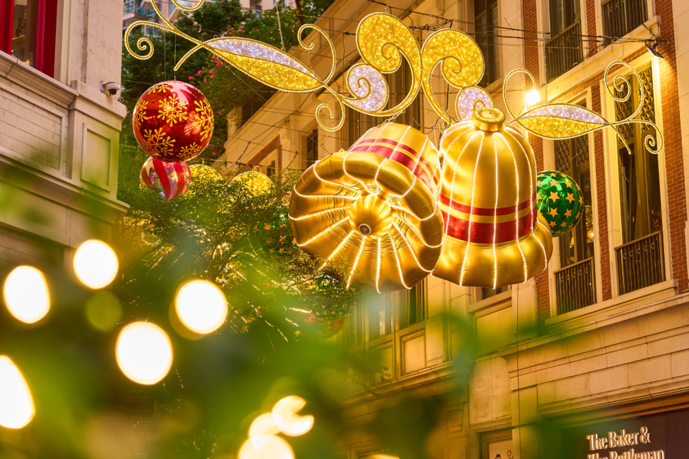 利東街已經成為香港聖誕必去地點之一，整條街佈滿串燈，頭頂彷彿一條流動的星光河。