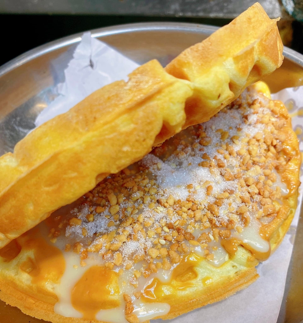 嘉發小食是元朗知名的街頭小吃店，以足料爆餡的格仔餅和葡撻、芝士鹹蛋黃等創新口味雞蛋仔聞名，是高性價比的甜點推介。